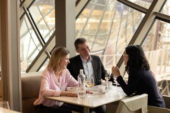 Tour Eiffel : visite du 2ème étage avec repas au Madame Brasserie