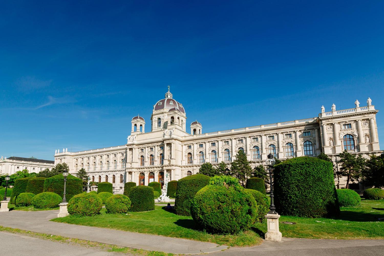 Skip the line: Schönbrunn & City Tour :: Vienna Sightseeing
