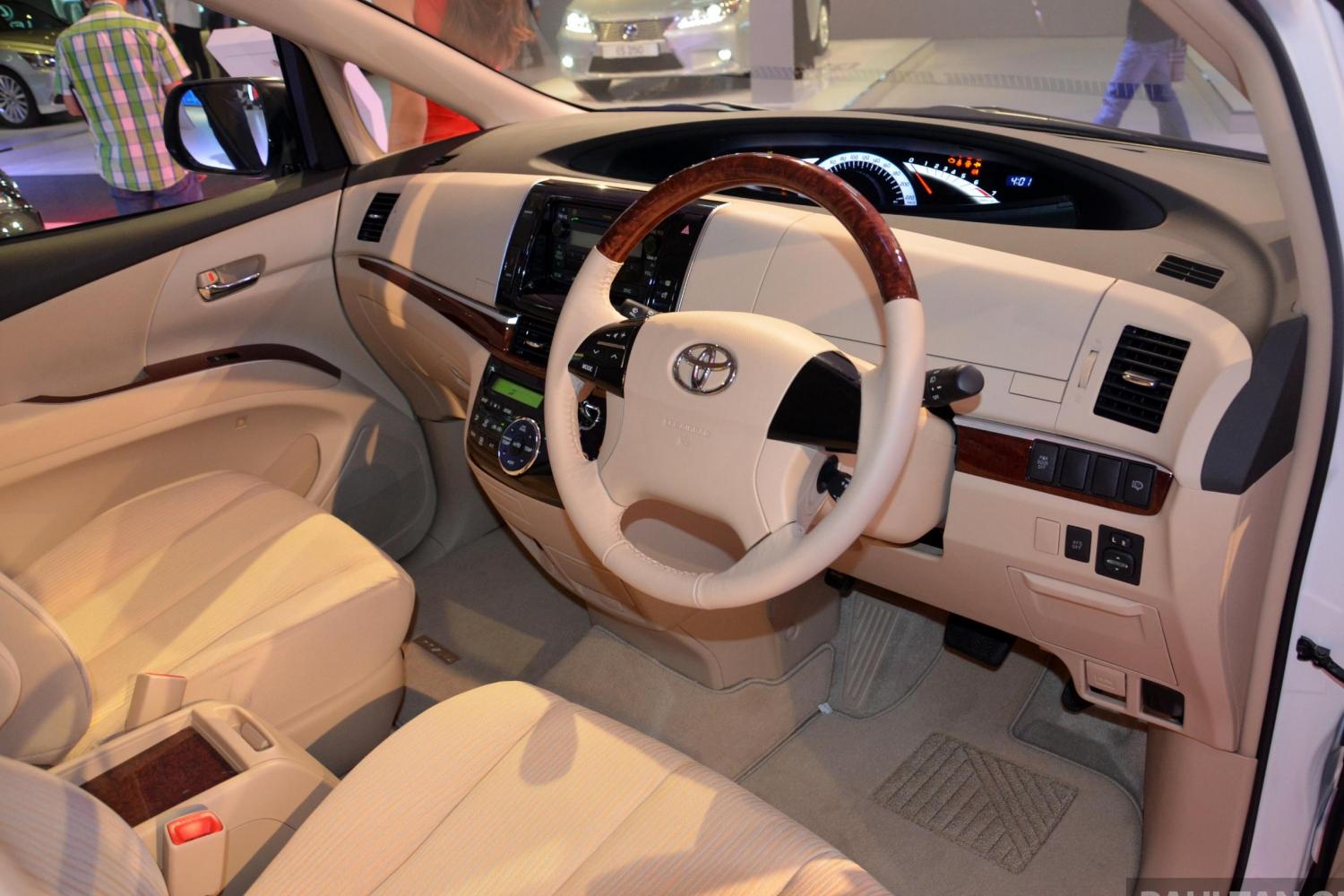 Guided transportation Dubai Minivan (15 Adults)