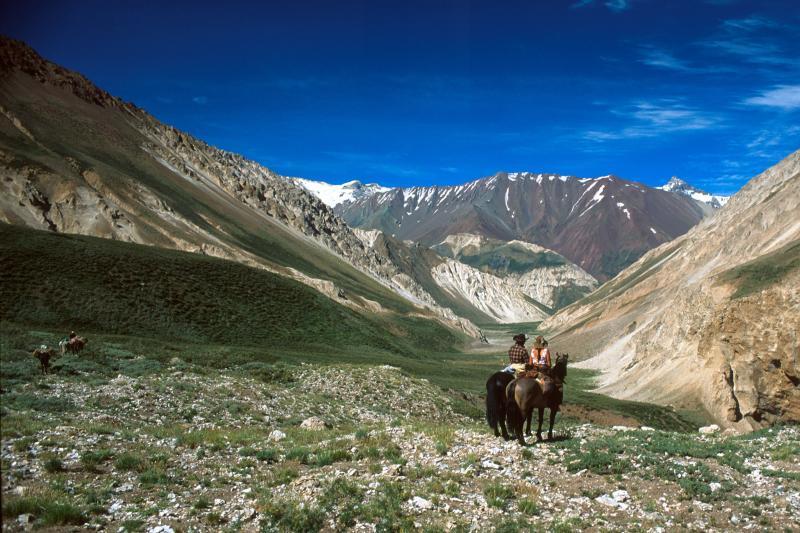 embalse-el-yeso-cajon-del-maipo-from-santiago-1