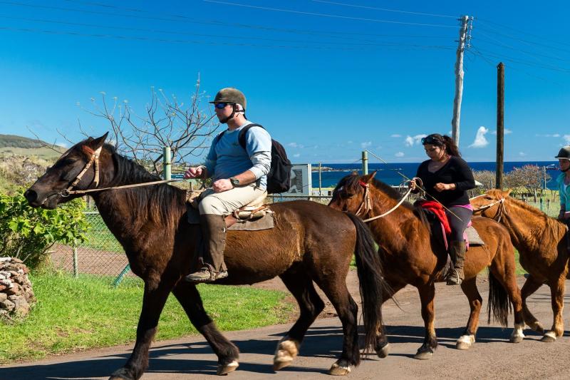 ancestral-horse-ride-on-easter-island-2