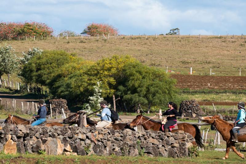ancestral-horse-ride-on-easter-island-3