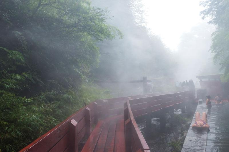 geometric-hot-springs-relax-in-the-forest-from-puc-1