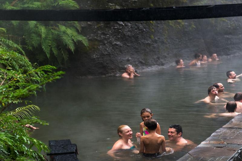 geometric-hot-springs-relax-in-the-forest-from-puc-2