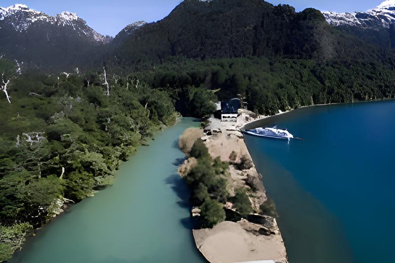 sail-to-peulla-through-todos-los-santos-lake-4