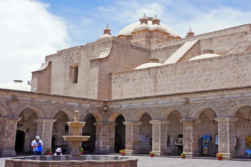 arequipa-walking-tour-with-santa-catalina-monaster-2