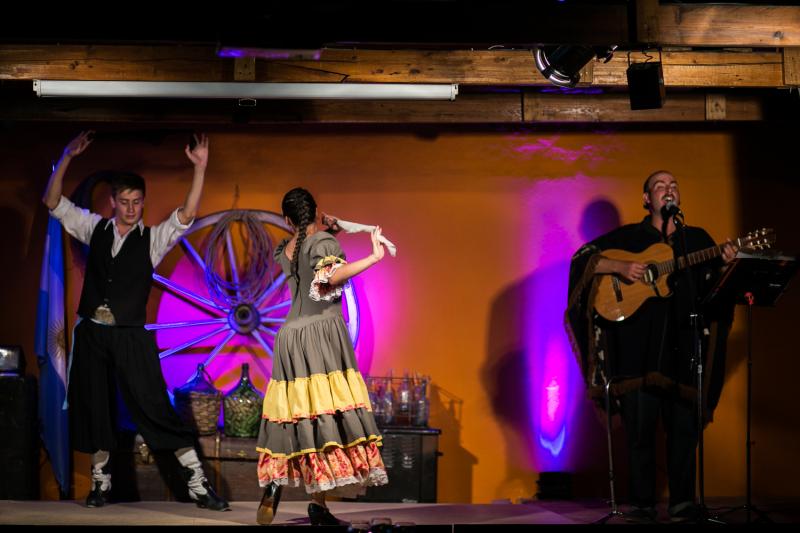 dinner-show-at-estancia-25-de-mayo-el-calafate-3