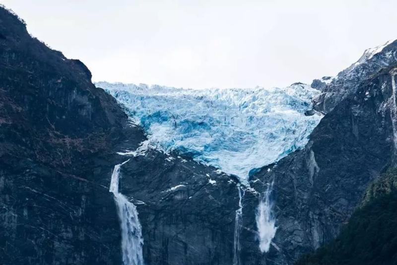 queulats-hanging-glacier-route-shared-tour-from-4