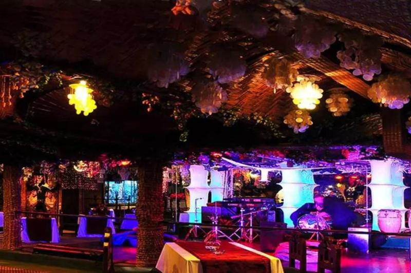 dinner-show-at-bali-hai-restaurant-4