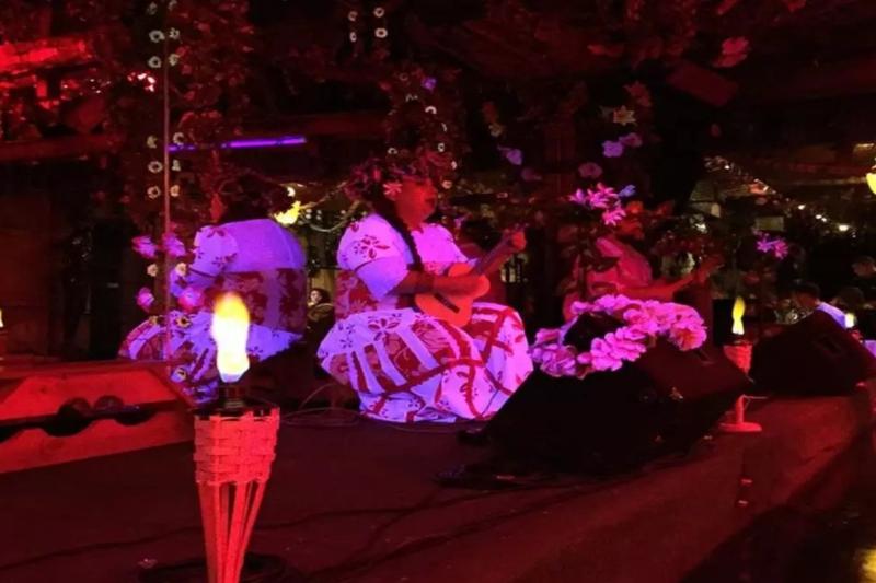 dinner-show-at-bali-hai-restaurant-5