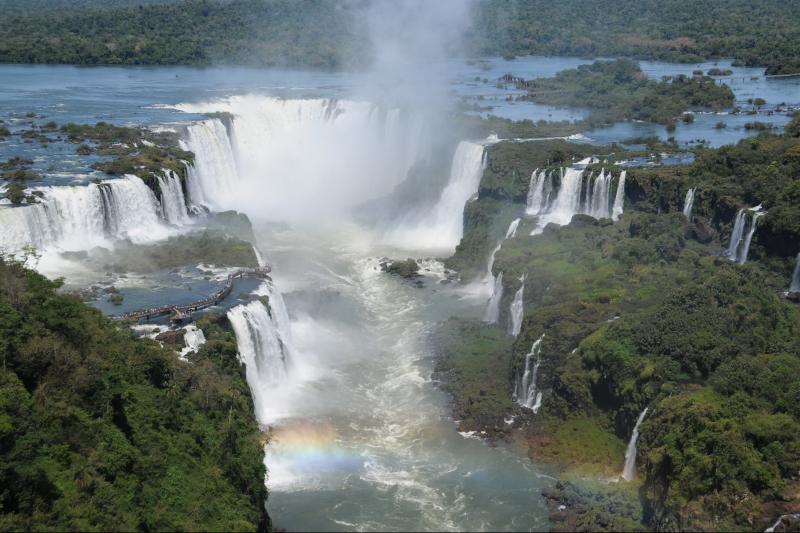 brazilian-falls-with-macuco-safari-boat-1