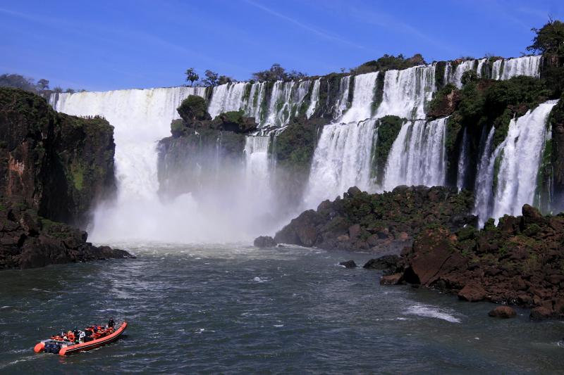 brazilian-falls-with-macuco-safari-boat-2
