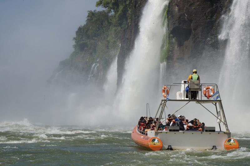 brazilian-falls-with-macuco-safari-boat-4