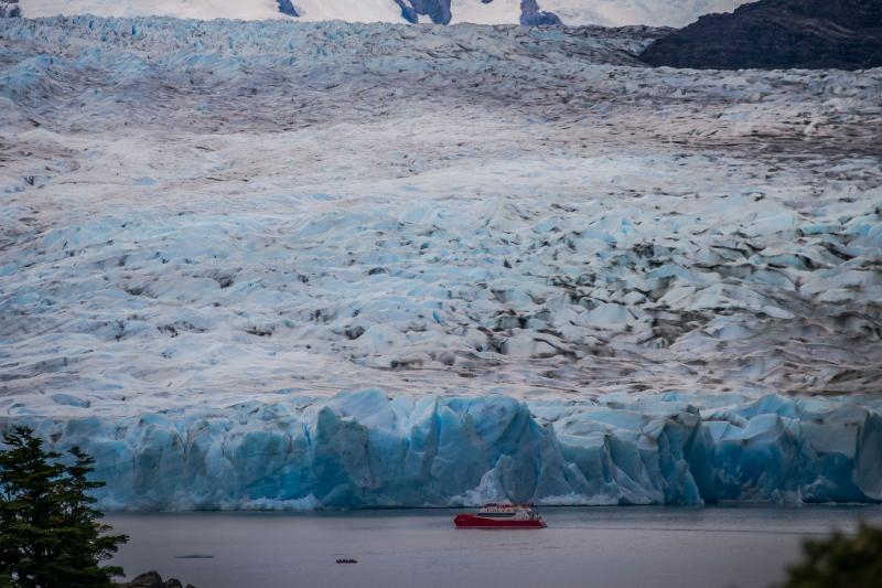 grey-glacier-navigation-in-torres-del-paine-3