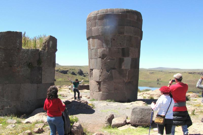 tour-to-sillustani-pre-inca-tombs-lake-hotels-2