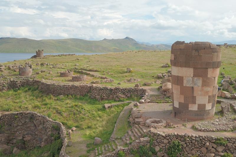 tour-to-sillustani-pre-inca-tombs-lake-hotels-3