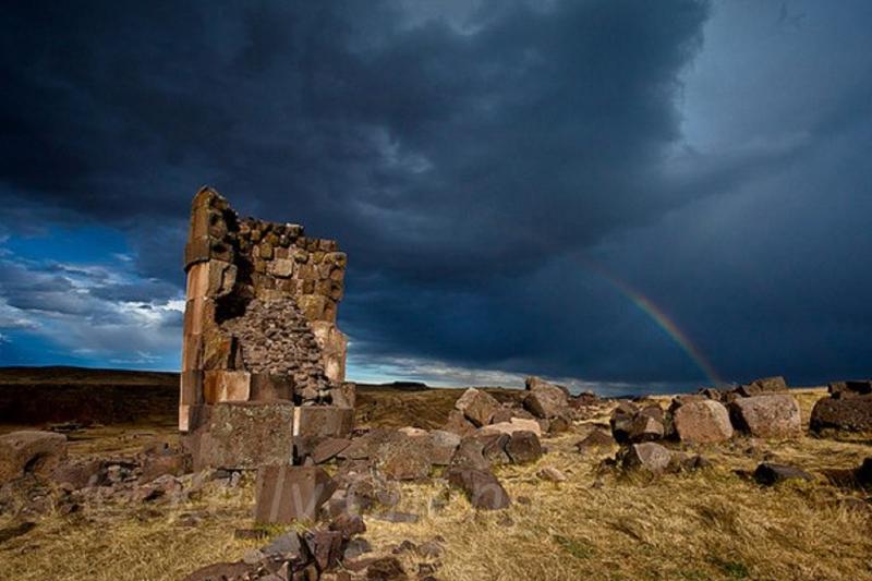tour-to-sillustani-pre-inca-tombs-lake-hotels-6