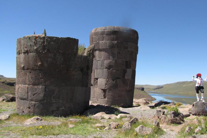 tour-to-sillustani-pre-inca-tombs-lake-hotels-8