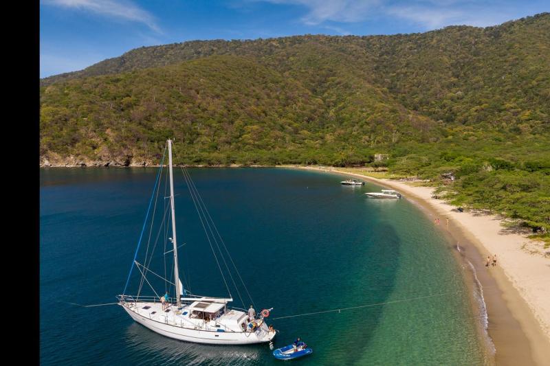sailing-day-in-the-caribbean-sea-2