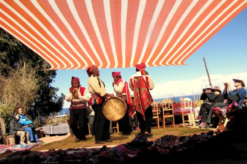 uros-and-taquile-full-day-tour-with-speedboat-2