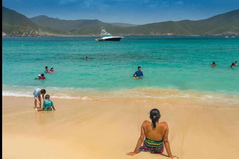 tayrona-park-group-tour-to-crystal-beach-foreigne-3