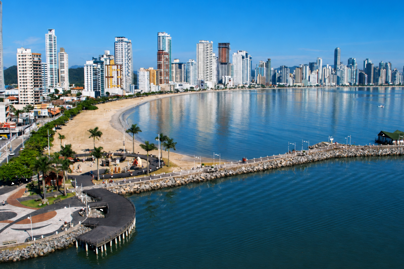 From Florianópolis: Balneário Camboriú & Unipraias Cable Car Tour: Full Day