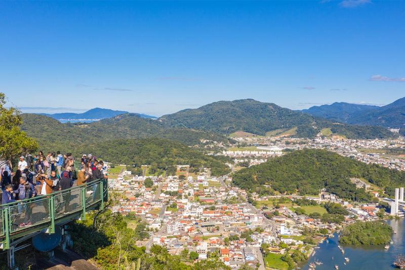 From Florianópolis: Balneário Camboriú & Unipraias Cable Car Tour: Full Day