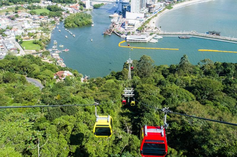 From Florianópolis: Balneário Camboriú & Unipraias Cable Car Tour: Full Day
