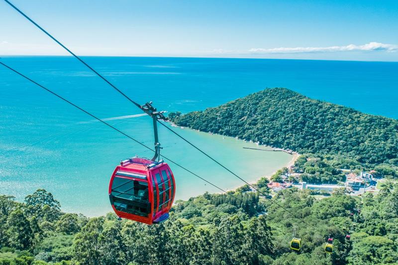 From Florianópolis: Balneário Camboriú & Unipraias Cable Car Tour: Full Day