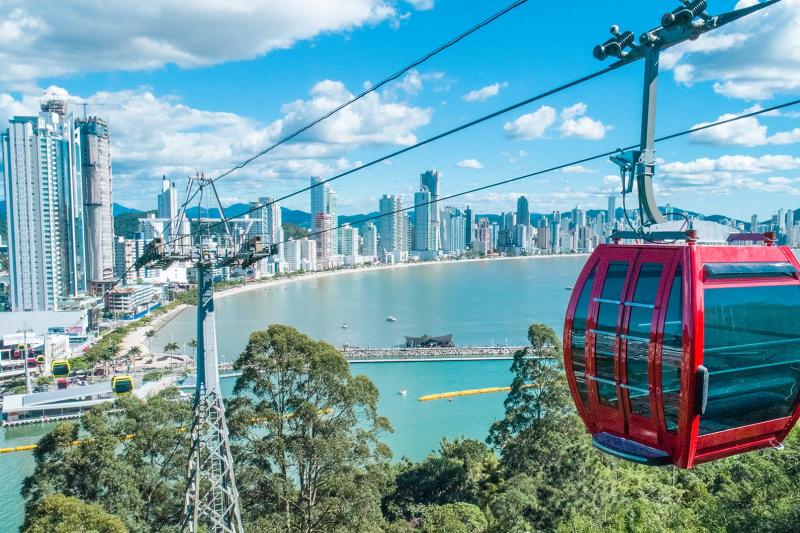 From Florianópolis: Balneário Camboriú & Unipraias Cable Car Tour: Full Day