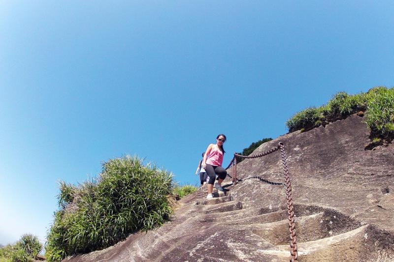 Rio de Janeiro: Tijuca Peak Hiking Adventure & Waterfall Experience
