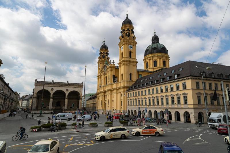 Stop Odeonsplatz: the Theatine Church of St. Cajetan and the Commanders' Hall (Feldherrnhalle)