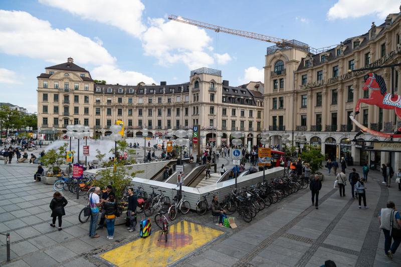 Hop on or hop off at the end of the pedestrian zone, the famous Karlstor with the fountain in front