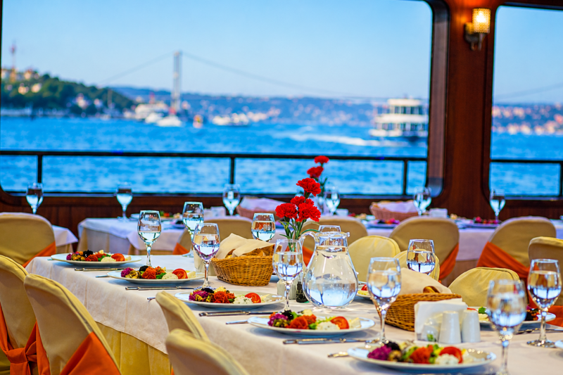 Istanbul: Bosphorus Dinner Cruise & Turkish Night Show