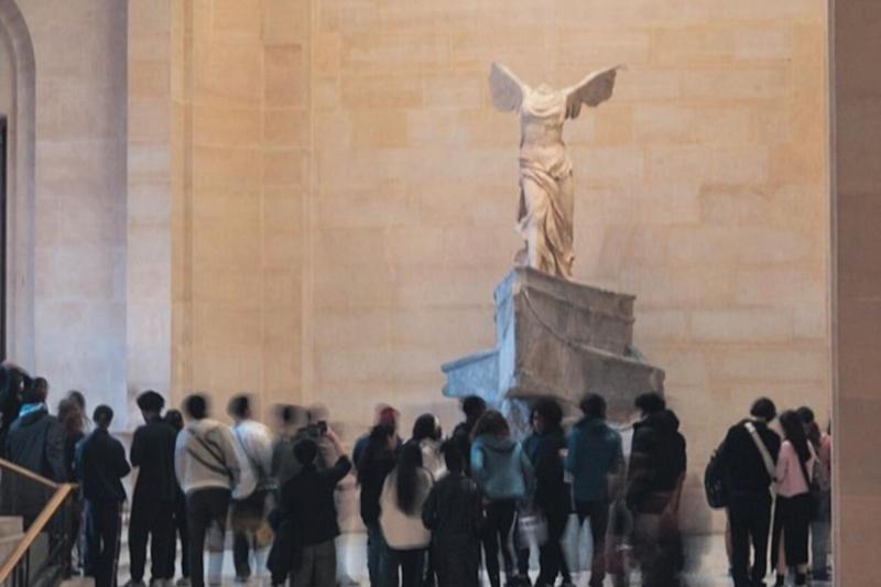 Paris: Louvre - Walk through Masterpieces with Reserved entry