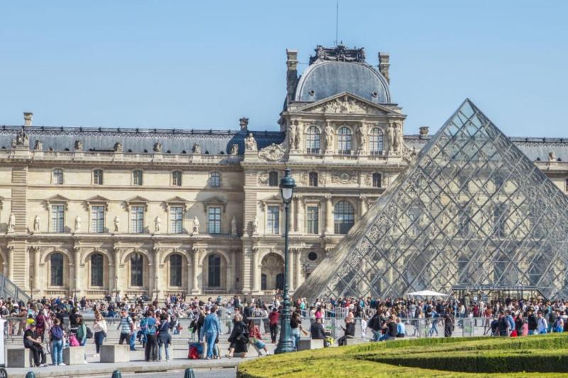 Paris: Louvre - Walk through Masterpieces with Reserved entry