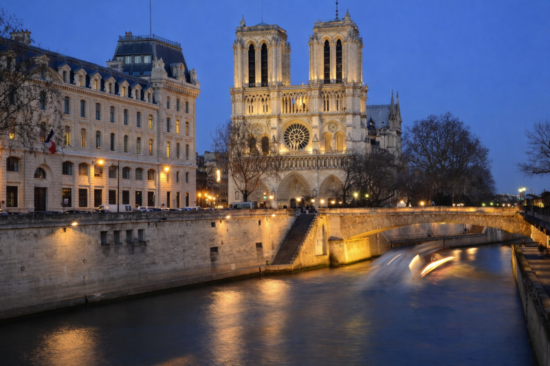 Pass by the most beautiful monuments of the city !
