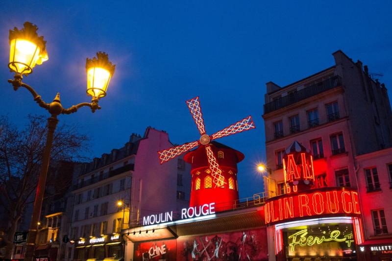 Paris: Illumination Tour and Moulin Rouge Show with a Glass of Champagne