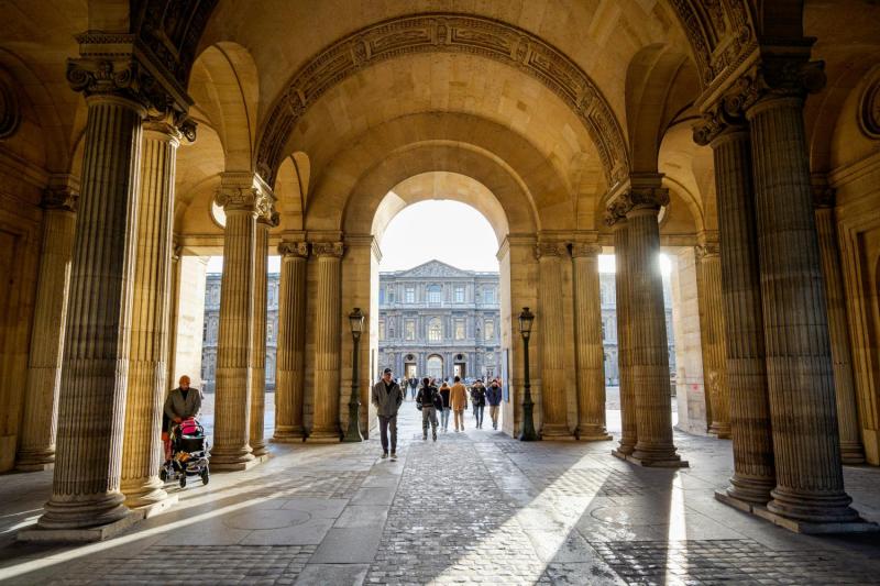 Paris: Guided Visit of the Louvre Museum