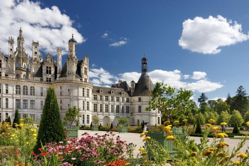 From Paris: 3 Days and 2 Nights Guided Normandy, Mont Saint-Michel and Loire Valley Castles Tour