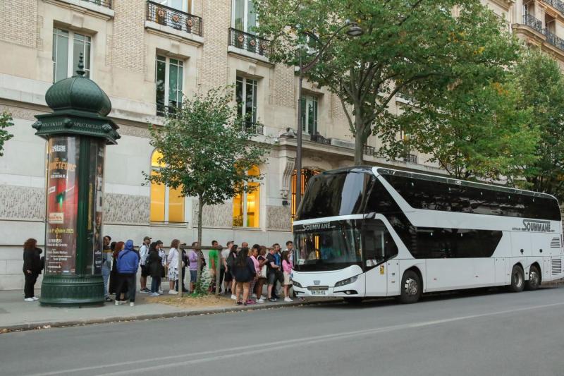 From Paris: 3 Days and 2 Nights Guided Normandy, Mont Saint-Michel and Loire Valley Castles Tour