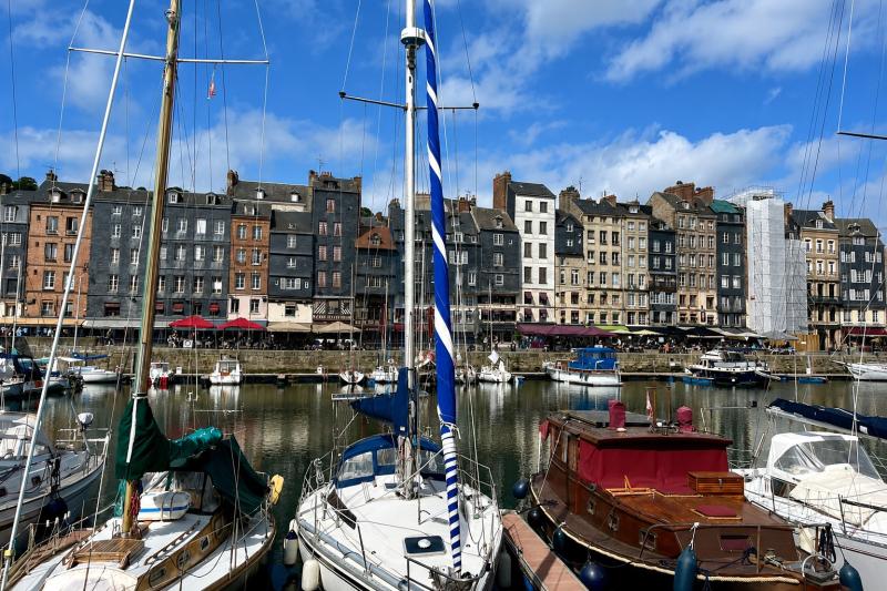 From Paris: 3 Days and 2 Nights Guided Normandy, Mont Saint-Michel and Loire Valley Castles Tour