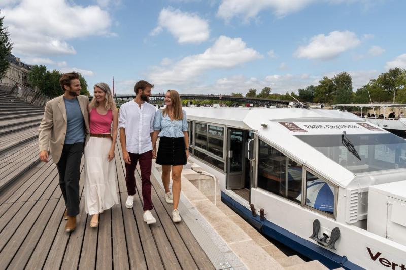 Paris: Lunch Cruise on the Seine with Romantic Menu