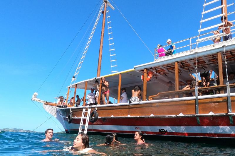 Búzios: Schooner Cruise Around the Peninsula & Swimming Stops