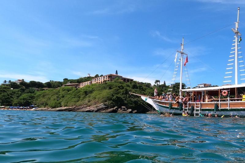 Búzios: Schooner Cruise Around the Peninsula & Swimming Stops