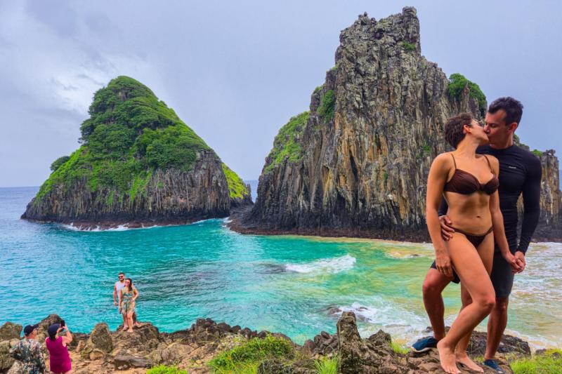 Fernando de Noronha: Costa dos Mirantes Trail & Sancho Beach Tour in Portuguese