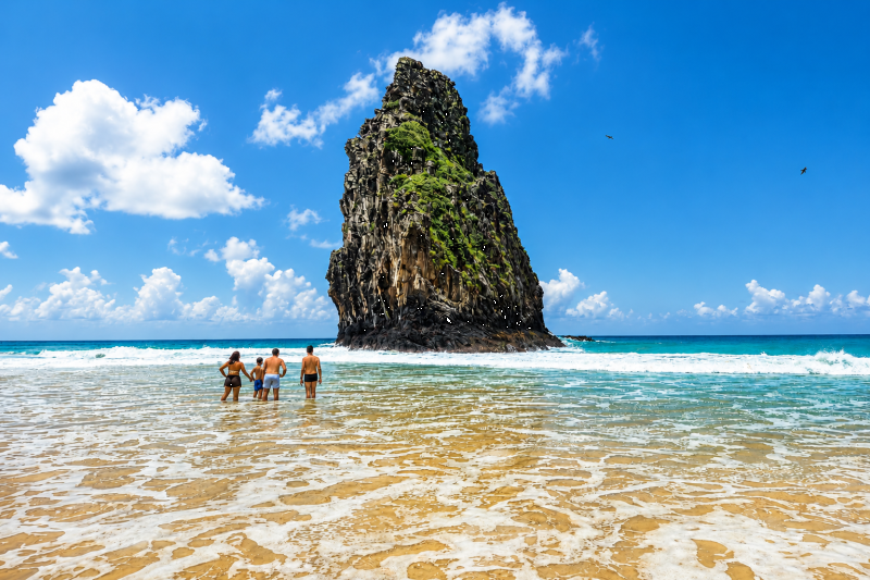 Fernando de Noronha: Costa dos Mirantes Trail & Sancho Beach Tour in Portuguese