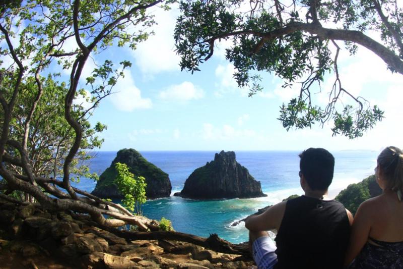 Fernando de Noronha: Costa dos Mirantes Trail & Sancho Beach Tour in Portuguese