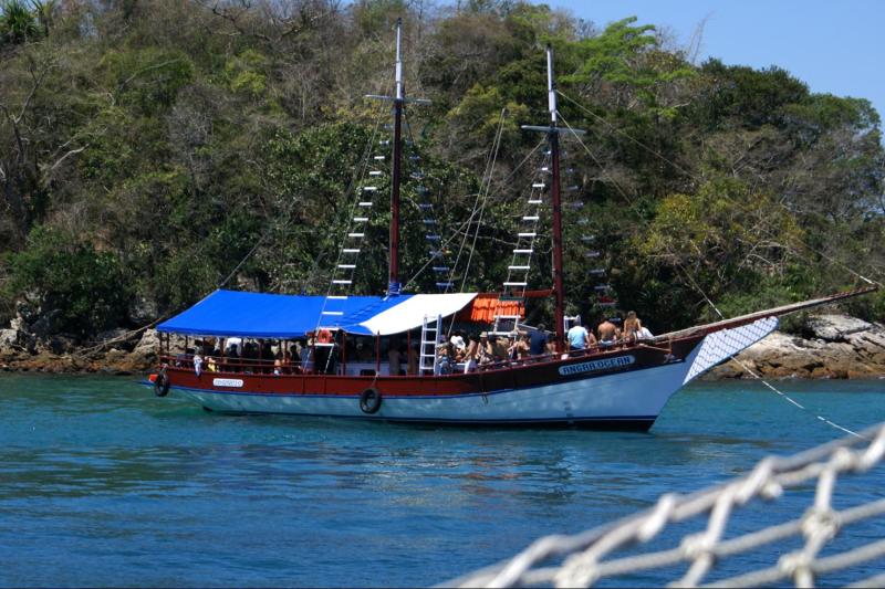 Ilha Grande: Blue Lagoon Schooner Cruise & Beach Stops