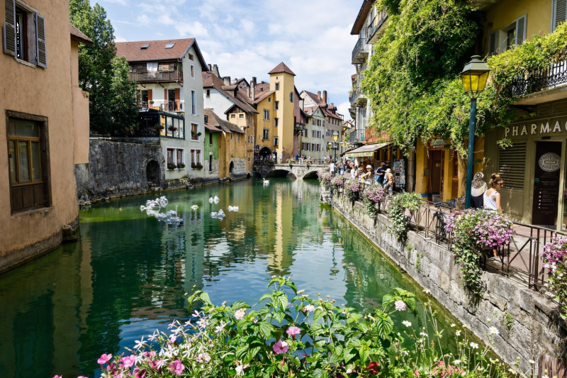 From Geneva: Annecy & Geneva City Tours with Lake Geneva Cruise